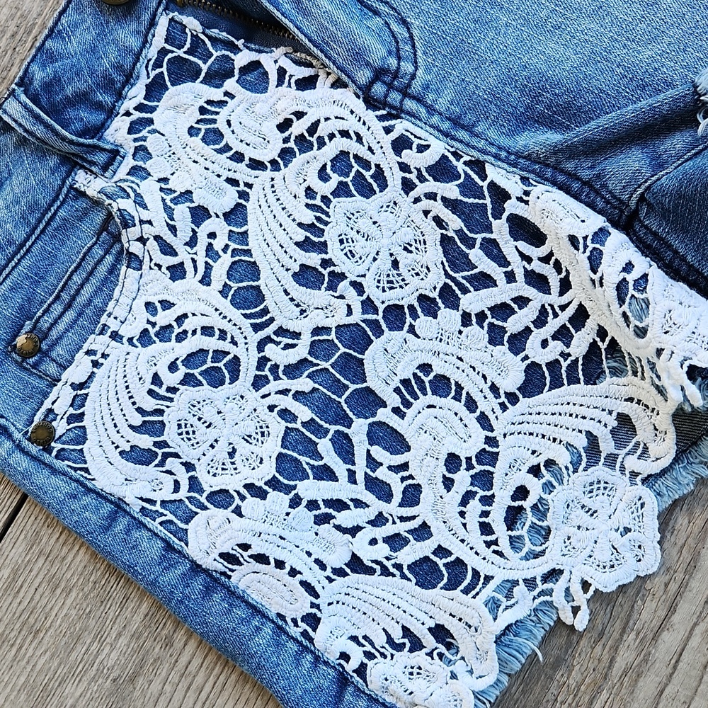 Tinseltown Crochet Lace Denim Jean Shorts Size 3 Medium Wash Raw Hem Frayed - Picture 2 of 4